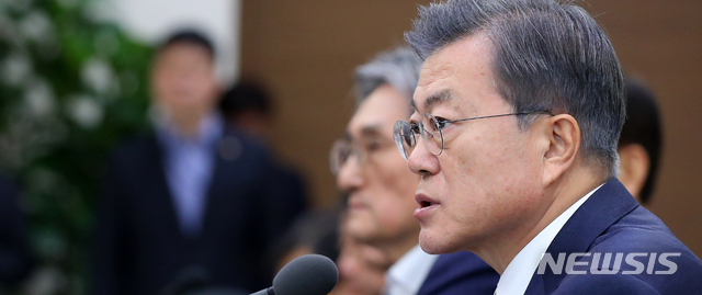 【서울=뉴시스】전신 기자 = 문재인 대통령이 18일 청와대 여민관에서 열린 수석보좌관회의에서 모두발언하고 있다. 2019.02.18. photo1006@newsis.com