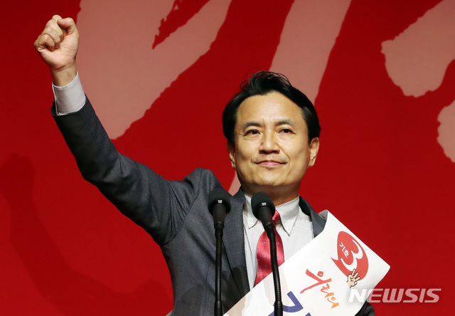 【대구=뉴시스】박영태 기자 = 18일 오후 대구 엑스코 엑스코홀에서 열린 자유한국당 제3차 전당대회 대구 경북 합동연설회에서 김진태 당 대표 후보자가 지지를 호소하고 잇다. 2019.02.18. since1999@newsis.com