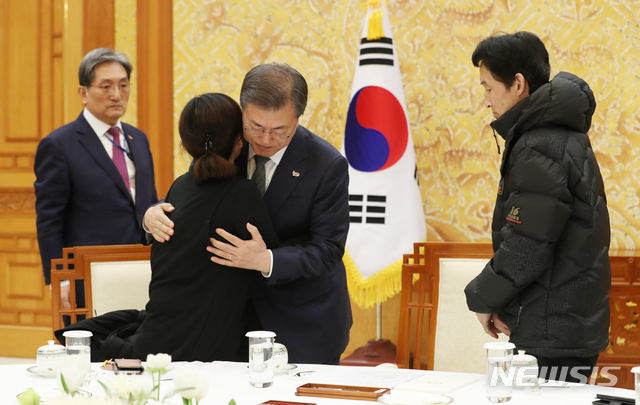 【서울=뉴시스】박진희 기자 = 문재인 대통령이 18일 오후 청와대 본관에서 태안 화력발전소 컨베이어 벨트 사고로 숨진 비정규직 노동자 고 김용균씨의 모친 김미숙씨를 격려하고 있다. 김 씨 유가족의 면담은 문 대통령이 지난해 12월28일 김 씨의 모친을 만나 위로와 유감의 뜻을 전할 의사가 있다고 밝힌 뒤 52일만에 이뤄졌다. 이날 면담 자리에는 어머니 김미숙, 아버지 김해기씨, 이모 김미란씨, 박석운 고 김용균시민대책위 공동대표, 이태의 고 김용균시민대책위 공동집행위원장이 참석했다. 2019.02.18. pak7130@newsis.com
