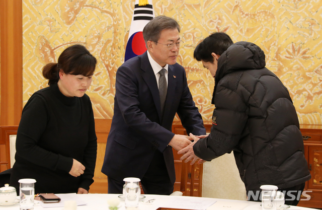 【서울=뉴시스】박진희 기자 = 문재인 대통령이 18일 오후 청와대 본관에서 태안 화력발전소 컨베이어 벨트 사고로 숨진 비정규직 노동자 고 김용균씨의 부친 김해기씨와 악수하고 있다. 이날 면담 자리에는 어머니 김미숙, 아버지 김해기씨, 이모 김미란씨, 박석운 고 김용균시민대책위 공동대표, 이태의 고 김용균시민대책위 공동집행위원장이 참석했다. 2019.02.18. pak7130@newsis.com