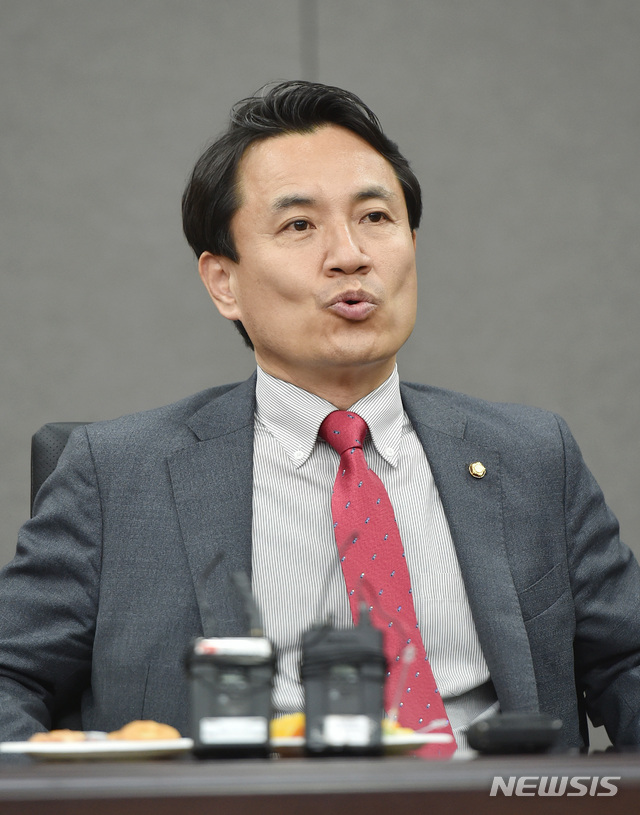 【대구=뉴시스】우종록 기자 = 18일 오후 대구 북구 산격동 엑스코에서 열린 ‘자유한국당 제3차 전당대회 대구·경북 합동연설회’를 마친 김진태 당 대표 후보가 취재진의 질문의 답하고 있다. 2019.02.18 wjr@newsis.com