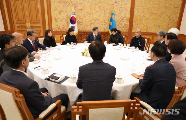 【서울=뉴시스】박진희 기자 = 문재인 대통령이 18일 오후 청와대 본관에서 태안 화력발전소 컨베이어 벨트 사고로 숨진 비정규직 노동자 故 김용균씨의 모친 김미숙씨를 비롯한 유가족들을 면담하고 있다. 2019.02.18. pak7130@newsis.com