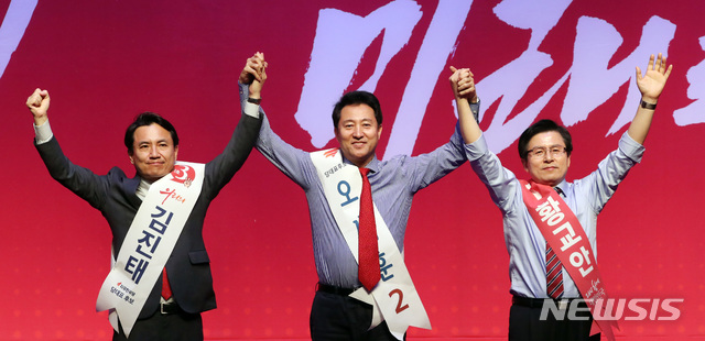 【대구=뉴시스】박영태 기자 = 18일 오후 대구 엑스코 엑스코홀에서 열린 자유한국당 제3차 전당대회 대구 경북 합동연설회에서 당 대표 후보자인 김진태(왼쪽부터), 오세훈, 황교안 후보자가 손을 들어 지지를 호소하고 있다. 2019.02.18. since1999@newsis.com 