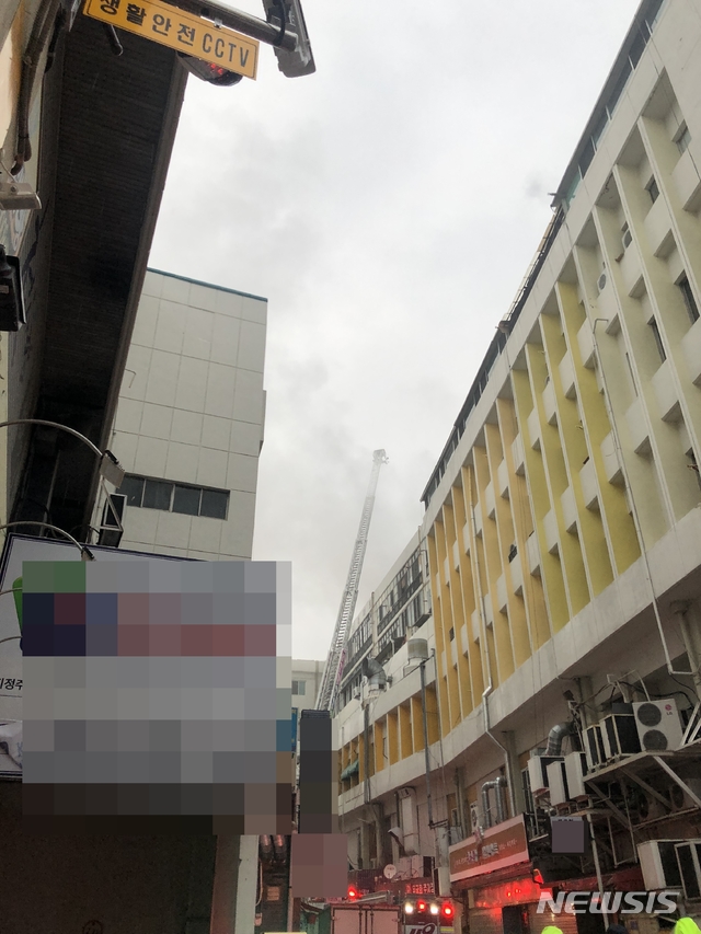 【대구=뉴시스】이은혜 기자 = 19일 오전 7시11분께 대구 중구 포정동 경상감영공원 인근 목욕탕에서 불이 나 소방당국이 진화작업을 벌이고 있다. 2019.02.19. ehl@newsis.com