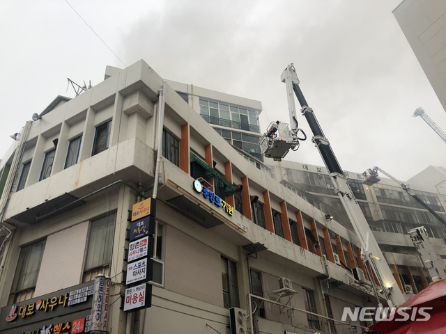【대구=뉴시스】박준 기자 = 19일 오전 7시11분께 대구시 중구 포정동 대보상가 4층 사우나에서 불이나 2명이 숨지고 20여명이 다쳤다. 2019.02.19june@newsis.com