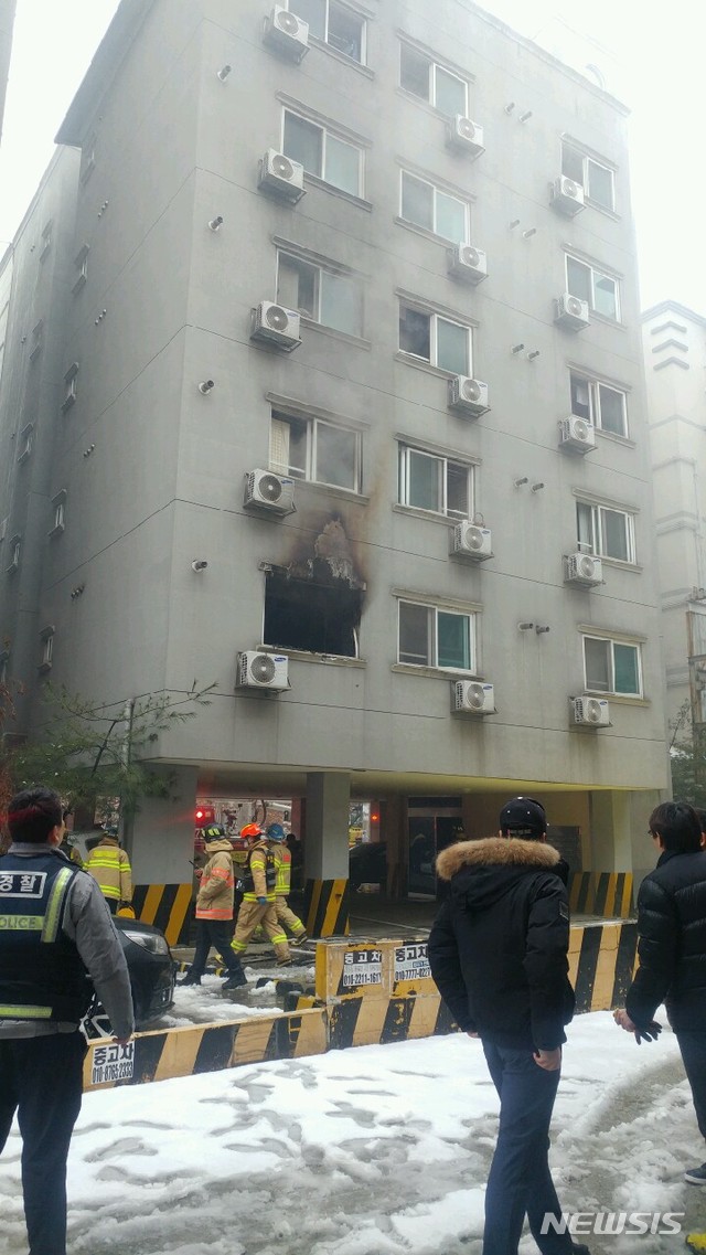 【천안=뉴시스】이종익 기자 = 19일 낮 12시 17분께 충남 천안시 서북구 두정동의 6층 높이 원룸 건물 2층에서 불이나 입주민 등 6명이 연기흡입으로 인근 병원에 이송돼 치료를 받고 있다. 2019.02.19. (사진=뉴시스 독자 제공)&nbsp; photo@newsis.com 