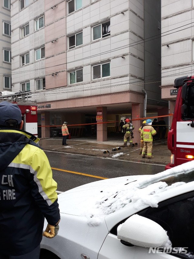【천안=뉴시스】이종익 기자 = 19일 낮 12시 17분께 충남 천안시 서북구 두정동의 6층 높이 원룸 건물 2층에서 불이나 났다. 이날 불로 입주민 등 6명이 연기흡입으로 인근 병원에 이송돼 치료를 받는 것으로 알려진 가운데 경찰과 소방당국이 화재 원인 등을 조사 중이다. 2019.02.19.&nbsp; 007news@newsis.com 