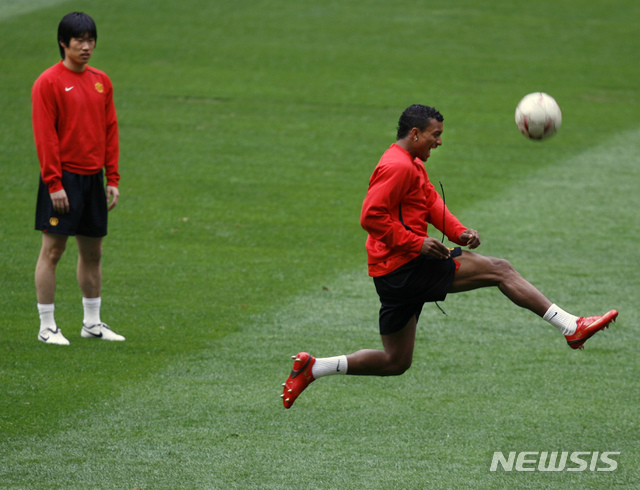 【모스크바=AP/뉴시스】 박지성(왼쪽)과 나니