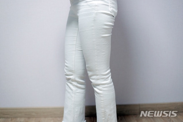 【서울=뉴시스】과도하게 몸을 압박하는 스키니진은 하지정맥류나 하제냉증을 유발할 수 있어 주의가 요구된다. 2019.02.19.(사진= 자생한방병원 제공)photo@newsis.com