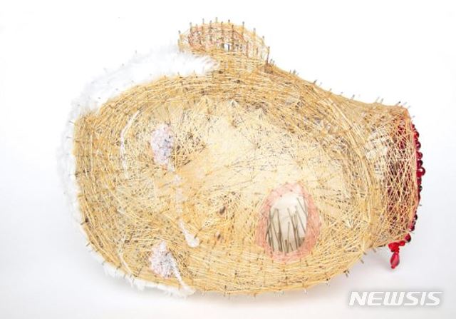 【서울=뉴시스】 양주시립미술관, 강건, 악몽(Persona), resin, needles, threads and crystal beads, 22×24×29cm, 2018