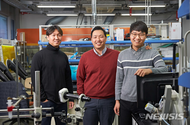 【울산=뉴시스】박일호 기자 = 울산과학기술원은 신소재공학부 손재성 교수팀(사진)이 한국표준과학연구원 신호선 박사팀과 공동으로 '주석-셀레나이드'의 결정 구조를 나란히 정렬해 고효율 초박막 열전소재를 만드는 데 성공했다고 20일 밝혔다. 왼쪽부터 조승기 연구원, 손재성 교수, 허승회 연구원. 2019.02.20. (사진=울산과학기술원 제공) photo@newsis.com
