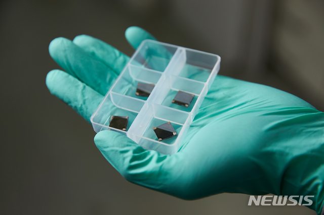 【울산=뉴시스】박일호 기자 = 울산과학기술원은 신소재공학부 손재성 교수팀이 한국표준과학연구원 신호선 박사팀과 공동으로 '주석-셀레나이드'의 결정 구조를 나란히 정렬해 고효율 초박막 열전소재(사진)를 만드는 데 성공했다고 20일 밝혔다. 2019.02.20. (사진=울산과학기술원 제공) photo@newsis.com