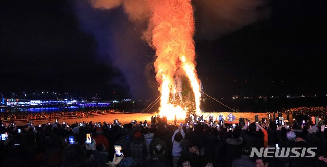 [부산=뉴시스] 하경민 기자 = 2019년 정월대보름인 2월 19일 오후 부산 서구 송도해수욕장에서 높이 30m, 지름 20m 크기의 초대형 달집 태우기가 펼쳐지고 있다. (사진=서구청 제공)photo@newsis.com