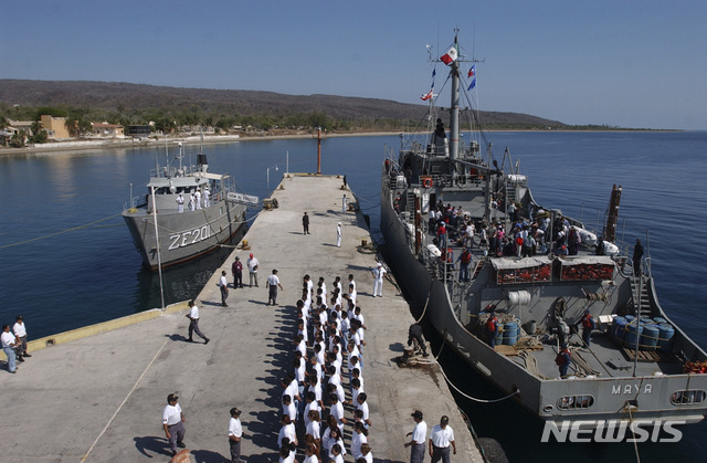 【AP/뉴시스】이슬라 마리아 연방 섬교도소에 도착한 재소자들이 2005년 5월12일 부두에서 줄을 서서 점검을 받고 있는 자료사진.&nbsp; 