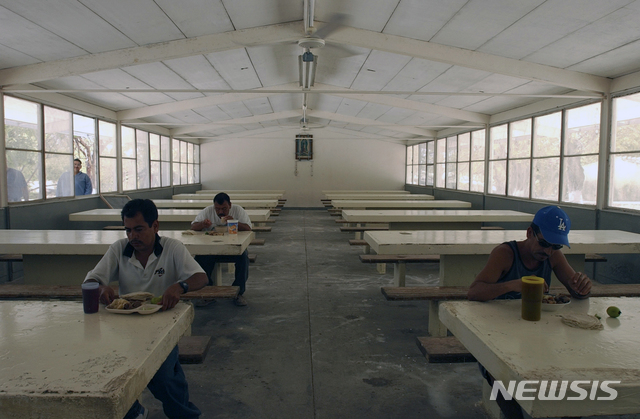 【마사틀란( 멕시코) = AP/뉴시스】멕시코 남부의 마사틀란 남쪽에 있는 이슬라 마리아 섬 연방교도소의 공동식당에서 식사를 하는 재소자들. 멕시코정부는 앞으로 이곳을 폐쇄하고 이 섬을 문화 및 환경 교육장으로 활용하겠다고 발표했다.&nbsp;&nbsp; 