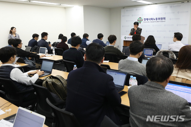 【서울=뉴시스】이윤청 수습기자 = 이철수 노동시간제도개선위원회 위원장이 19일 오전 서울 종로구 경제사회노동위원회에서 탄력근로제 확대 적용 문제에 대한 제8차 전체회의 논의 결과를 발표하고 취재진의 질문에 답하고 있다. 2019.02.19. radiohead@newsis.com