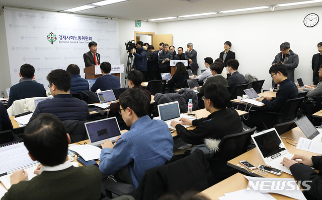 【서울=뉴시스】이윤청 수습기자 = 이철수 노동시간제도개선위원회 위원장이 19일 오전 서울 종로구 경제사회노동위원회에서 탄력근로제 확대 적용 문제에 대한 제8차 전체회의 논의 결과를 발표하고 취재진의 질문에 답하고 있다.&nbsp; 이날 경사노위는 합의안을 도출하지 못하고 논의를 하루 더 연장하기로 했다. 2019.02.19. radiohead@newsis.com