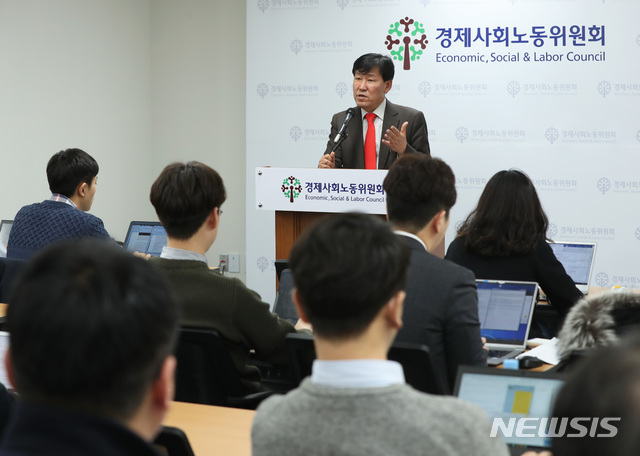 【서울=뉴시스】이윤청 수습기자 = 이철수 노동시간제도개선위원회 위원장이 19일 오전 서울 종로구 경제사회노동위원회에서 탄력근로제 확대 적용 문제에 대한 제8차 전체회의 논의 결과를 발표하고 취재진의 질문에 답하고 있다.&nbsp; 이날 경사노위는 합의안을 도출하지 못하고 논의를 하루 더 연장하기로 했다. 2019.02.19.&nbsp; radiohead@newsis.com