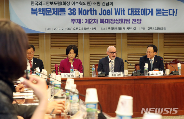【서울=뉴시스】박영태 기자 = 19일 오전 서울 영등포구 여의도 국회 의원회관에서 열린 한국외교안보포럼-조엘 위트 초청 조찬 간담회에서 조엘 위트 38north 대표가 주제 발표를 하고 있다. 2019.02.19.since1999@newsis.com