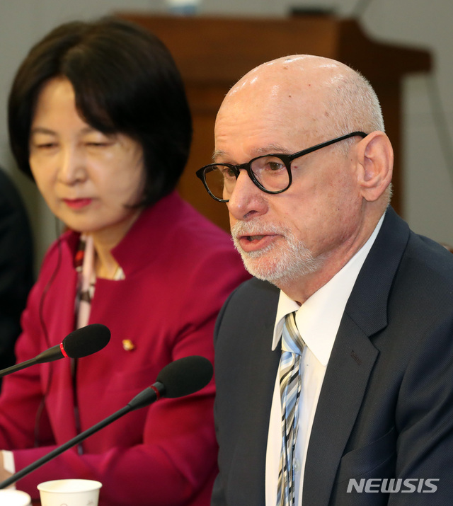 【서울=뉴시스】박영태 기자 = 19일 오전 서울 영등포구 여의도 국회 의원회관에서 열린 한국외교안보포럼-조엘 위트 초청 조찬 간담회에서 조엘 위트 38North 대표가 주제 발표를 하고 있다. 2019.02.19.since1999@newsis.com