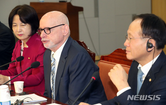 【서울=뉴시스】박영태 기자 = 19일 오전 서울 영등포구 여의도 국회 의원회관에서 열린 한국외교안보포럼-조엘 위트 초청 조찬 간담회에서 조엘 위트 38North 대표가 주제 발표를 하고 있다. 2019.02.19.since1999@newsis.com