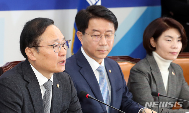 【서울=뉴시스】이종철 기자 = 19일 서울 여의도 국회에서 열린 민주당 원내대책회의에서 홍영표 원내대표가 모두발언을 하고 있다. 2019.02.19.jc4321@newsis.com