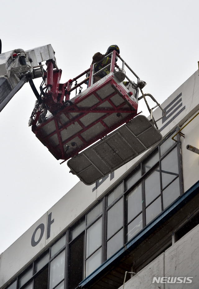 【대구=뉴시스】우종록 기자 = 19일 오전 7시11분께 대구 중구 포정동 경상감영공원 인근 한 사우나에서 화재가 발생, 소방당국이 진화·구조작업을 하고 있다. 2019.02.19. wjr@newsis.com