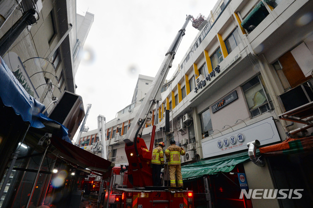 【대구=뉴시스】우종록 기자 = 19일 오전 7시11분께 대구 중구 포정동 경상감영공원 인근 한 사우나에서 화재가 발생, 소방당국이 진화·구조작업을 하고 있다. 2019.02.19. wjr@newsis.com