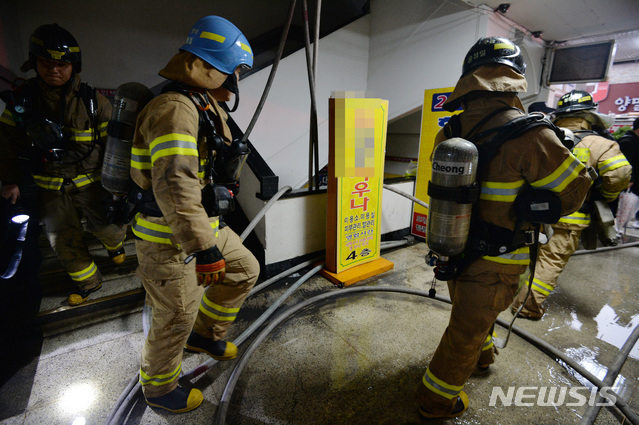 【대구=뉴시스】우종록 기자 = 19일 오전 7시11분께 대구 중구 포정동 경상감영공원 인근 한 사우나에서 화재가 발생, 소방당국이 진화·구조작업을 하고 있다. 2019.02.19. wjr@newsis.com