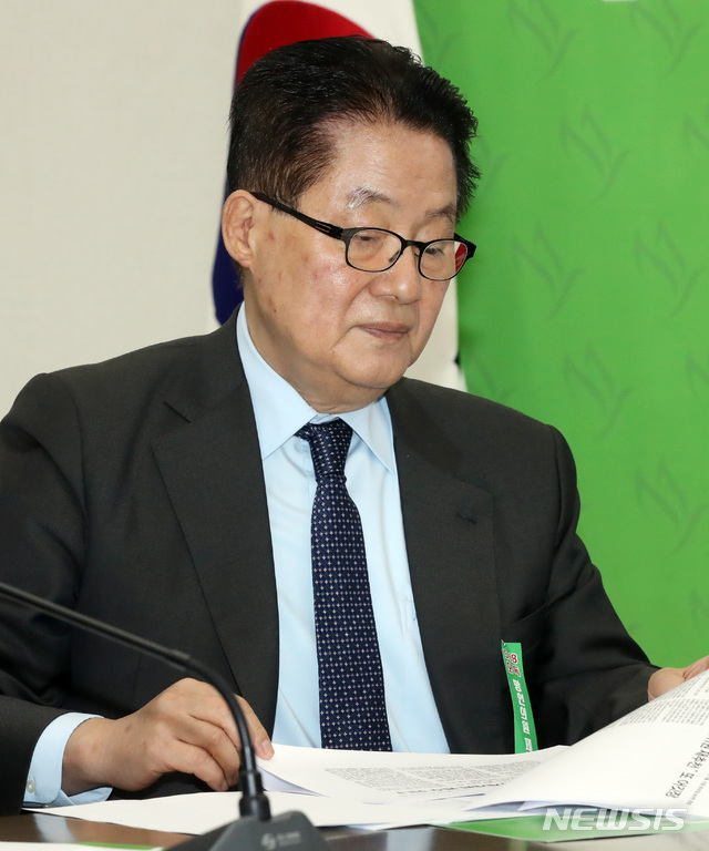 【서울=뉴시스】박영태 기자 = 19일 오전 서울 영등포구 여의도 국회에서 열린 민주평화당 의원총회 및 제5차 5·18 역사왜곡대책특별위원회 연석회의에서 박지원 의원이 자료를 보고 있다. 2019.02.19. since1999@newsis.com