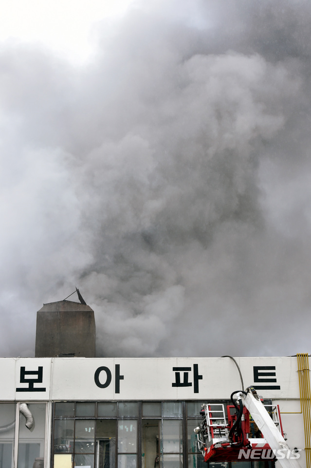 【대구=뉴시스】우종록 기자 = 19일 오전 7시11분께 대구 중구 포정동 경상감영공원 인근 한 사우나에서 화재가 발생, 검은 연기가 하늘로 치솟고 있다. 2019.02.19. wjr@newsis.com