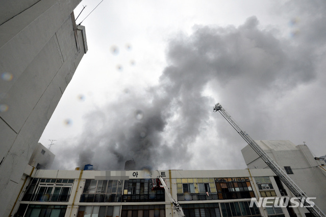 【대구=뉴시스】우종록 기자 = 19일 오전 7시11분께 대구 중구 포정동 경상감영공원 인근 한 사우나에서 화재가 발생, 소방당국이 진화·구조작업을 하고 있다. 2019.02.19. wjr@newsis.com