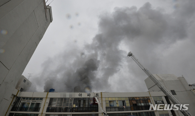 【대구=뉴시스】우종록 기자 = 19일 오전 7시11분께 대구 중구 포정동 경상감영공원 인근 한 사우나에서 화재가 발생, 소방당국이 진화·구조작업을 하고 있다. 2019.02.19. wjr@newsis.com