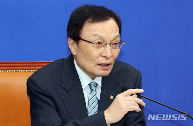 【서울=뉴시스】이종철 기자 = 19일 서울 여의도 국회에서 열린 더불어민주당 당대표 기자간담회에서 이해찬 대표가 현안 관련 모두발언을 하고 있다. 2019.02.19. jc4321@newsis.com
