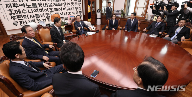 【서울=뉴시스】박영태 기자 = 문희상 국회의장과 홍영표 더불어민주당 원내대표, 나경원 자유한국당 원내대표, 김관영 바른미래당 원내대표, 장병완 민주평화당 원내대표, 윤소하 정의당 원내대표 등 여야 5당 원내대표단이 19일 오전 서울 영등포구 여의도 국회에서 국회의장-여야 5당 원내대표 회동을 갖고 있다. 2019.02.19.photo@newsis.com