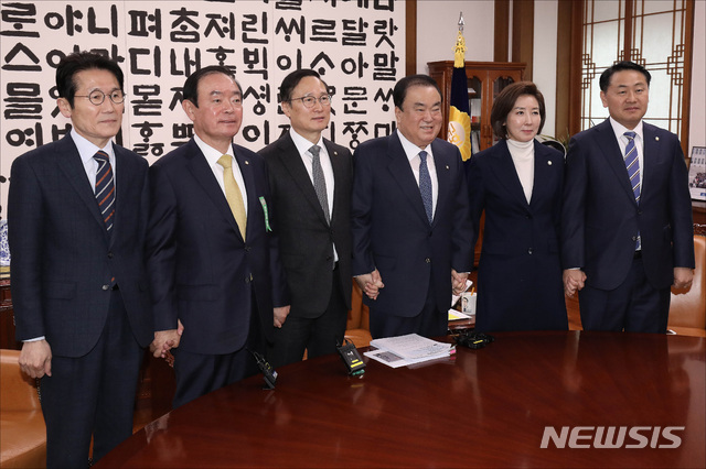 【서울=뉴시스】박영태 기자 = 문희상 국회의장과 5당 원내대표가 19일 오전 서울 영등포구 여의도 국회에서 열린 국회의장 주재 5당 원내대표 회동에서 기념촬영을 하고 있다. 왼쪽부터 윤소하 정의당, 장병완 민주평화당, 홍영표 더불어민주당 원내대표, 문희상 의장, 나경원 자유한국당, 김관영 바른미래당 원내대표. 2019.02.19. photo@newsis.com