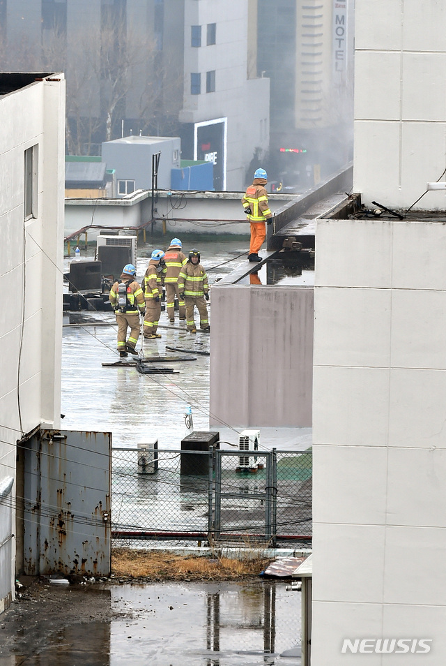 【대구=뉴시스】우종록 기자 = 19일 오전 7시11분께 대구 중구 포정동 경상감영공원 인근 한 사우나에서 화재가 발생, 소방당국이 진화·구조작업을 하고 있다. 2019.02.19. wjr@newsis.com