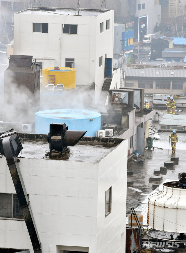 【대구=뉴시스】우종록 기자 = 19일 오전 7시11분께 대구 중구 포정동 경상감영공원 인근 한 사우나에서 화재가 발생, 소방당국이 진화·구조작업을 하고 있다. 2019.02.19. wjr@newsis.com