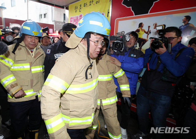 【대구=뉴시스】우종록 기자 = 김부겸 행정안전부 장관이 19일 낮 대구 중구 포정동 사우나 건물 화재 현장을 방문, 소방본부로부터 화재 수습 상황을 보고 받은 뒤 사고현장을 둘러보고 있다. 2019.02.19. wjr@newsis.com