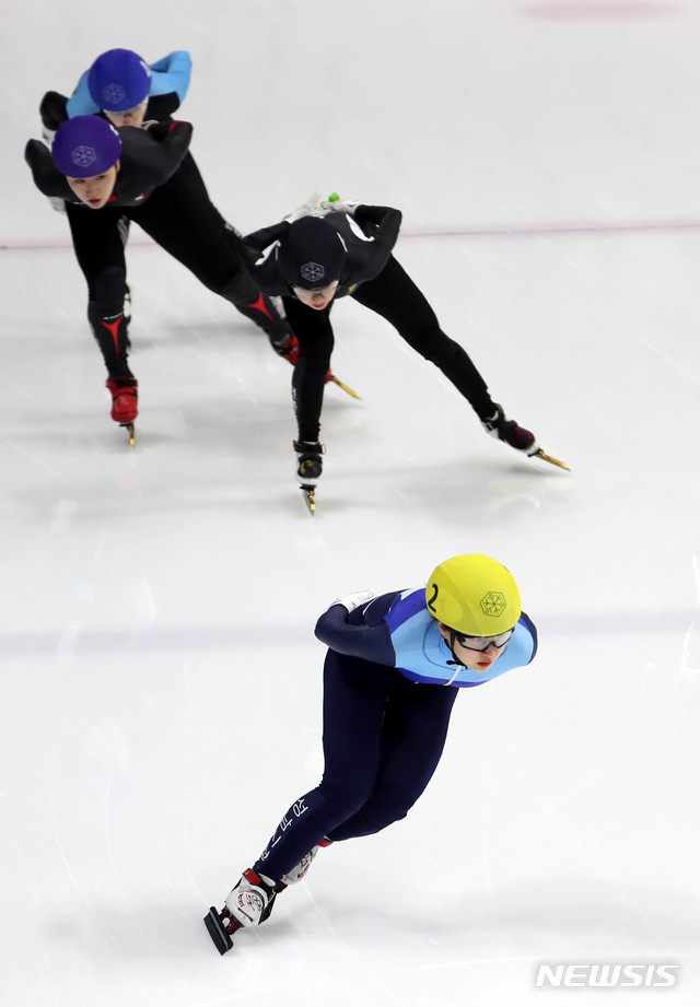 【서울=뉴시스】추상철 기자 =제100회 전국 동계체육대회 첫날인 19일 오후 서울 양천구 목동아이스링크에 마련된 쇼트트랙스피드스케이팅 경기장에서 여자일반부 1500M 준결승에 출전한 최민정(노란색 헬멧)이 질주하고 있다. 2019.02.19. scchoo@newsis.com