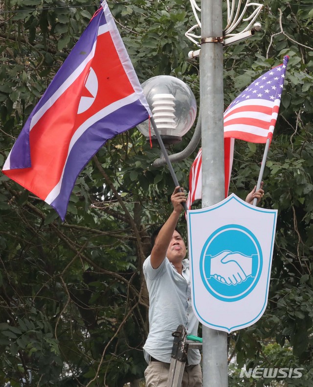 【하노이(베트남)=뉴시스】 전진환 기자 = 북미정상회담을 8일 앞둔 19일 오후(현지시각) 베트남 하노이 정부게스트하우스(영빈관) 앞 거리에서 베트남 관계자들이 북미 국기를 걸고 있다. 2019.02.19.  amin2@newsis.com