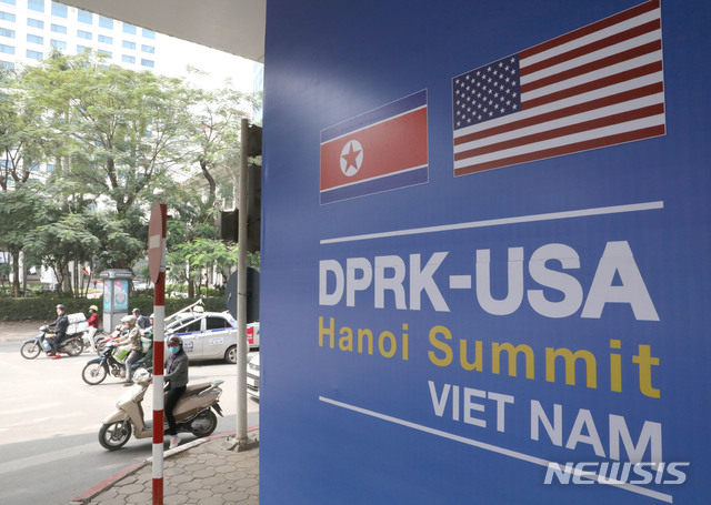 【하노이(베트남)=뉴시스】 전진환 기자 = 북미정상회담을 8일 앞둔 19일 오후(현지시각) 베트남 하노이 시내 한 거리에 북미 정상회담을 알리는 광고판이 설치되어 있다. 2019.02.19.  amin2@newsis.com 