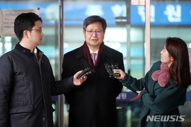 【서울=뉴시스】박미소 수습기자 = 부당노동행위 혐의로 1심에서 징역 8개월에 집행유예 2년을 선고 받은 김장겸 전 MBC 사장이 19일 오후 서울 마포구 서울서부지방법원에서 1심 선고 공판을 마치고 취재진의 질문에 답변하고 있다. 이날 김 전 사장은 1심 선고를 인정할 수 없으며 항소할 계획이라 밝혔다.&nbsp; 같은 혐의로 기소된 안광한 전 MBC 사장은 징역 1년에 집행유예 2년, 백종문 전 MBC 부사장은 징역 1년에 집행유예 2년, 권재홍 전 MBC 부사장은 징역 8개월에 집행유예 2년을 선고받았다. 2019.02.19. misocamera@newsis.com