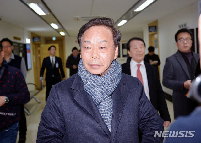 【대구=뉴시스】우종록 기자 = 이완영 자유한국당 의원이 지난 2월19일 대구 수성구 대구지법에서 열린 항소심 선고 공판을 마치고 법정을 나서고 있다. 2019.02.19. wjr@newsis.com