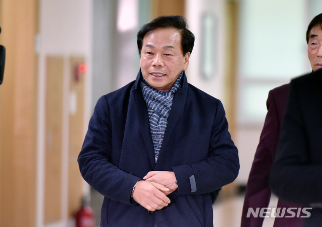 [대구=뉴시스] 정치자금법 위반 혐의 등으로 기소된 자유한국당 이완영(경북 고령·성주·칠곡) 의원이 19일 오후 항소심 선고 공판이 열리는 대구 수성구 범어동 대구지방법원 신별관 202호 법정으로 들어서고 있다. 2019.02.19. photo@newsis.com