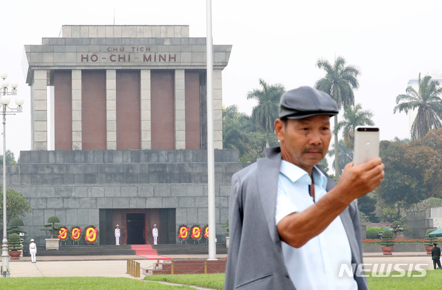 【하노이(베트남)=뉴시스】 전진환 기자 = 북미정상회담을 8일 앞둔 19일 오후(현지시각) 베트남 하노이의 호치민 묘지에서 한 관광객이 기념촬영을 하고 있다. 2019.02.19.  amin2@newsis.com 