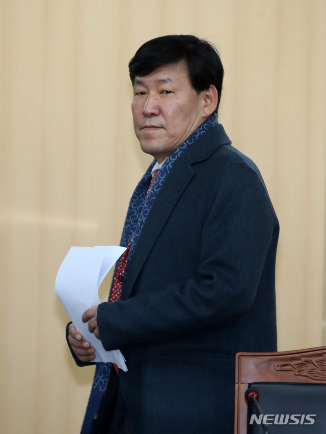 【서울=뉴시스】박미소 수습기자 = 이철수 경제사회노동위원회 위원장이 19일 오후 서울 종로구 경제사회노동위원회의 '제9차 전체회의'를 시작하기 위해 대회의실에 들어오고 있다.2019.02.19.&nbsp; misocamera@newsis.com