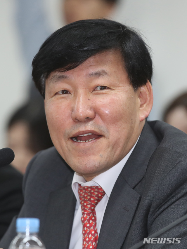 【서울=뉴시스】박미소 수습기자 = 이철수 경제사회노동위원회 위원장이 19일 오후 서울 종로구 경제사회노동위원회 대회의실에서 '제9차 전체회의'에서 발언하고 있다. 2019.02.19.&nbsp; misocamera@newsis.com