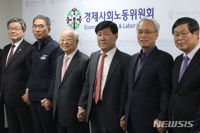 【서울=뉴시스】박미소 수습기자 = 노사정 사회적 대화 기구인 경제사회노동위원회가 탄력근로제 단위 기간을 현행 최대 3개월에서 최대 6개월로 연장하는 방안에 합의한 19일 오후 서울 종로구 경제사회노동위원회에서 이철수 노동시간제도개선위원회 위원장을 비롯한 참석자들이 기념 사진을 촬영하고 있다.&nbsp; 왼쪽부터 이재갑 고용노동부장관, 김주영 한국노총 위원장, 손경식 한국경영자총협회장, 이 위원장, 문성현 경제사회노동위원회 위원장.2019.02.19. photo@newsis.com 