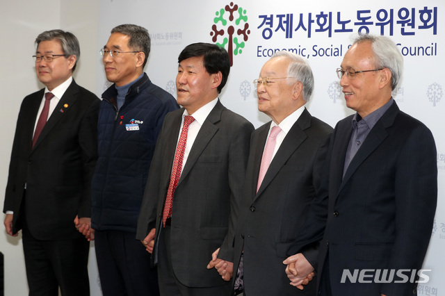 【서울=뉴시스】박미소 수습기자 = 노사정 사회적 대화 기구인 경제사회노동위원회가 탄력근로제 단위 기간을 현행 최대 3개월에서 최대 6개월로 연장하는 방안에 합의한 19일 오후 서울 종로구 경제사회노동위원회에서 이철수 노동시간제도개선위원회 위원장을 비롯한 참석자들이 기념 사진을 촬영하고 있다. 왼쪽부터 이재갑 고용노동부장관, 김주영 한국노총 위원장, 손경식 한국경영자총협회장, 이 위원장, 문성현 경제사회노동위원회 위원장.2019.02.19. photo@newsis.com